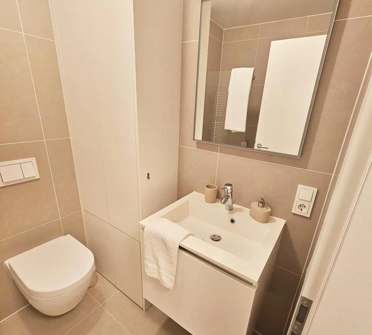 Cozy One Bedroom Flat With Convenient Parking-Cd8 لوكسمبورغ